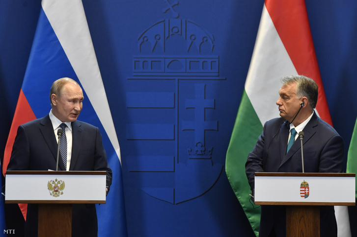 Vlagyimir Putyin orosz elnök (b) és Orbán Viktor miniszterelnök a tárgyalásukat követően tartott sajtótájékoztatón a karmelita kolostorban 2019. október 30-án