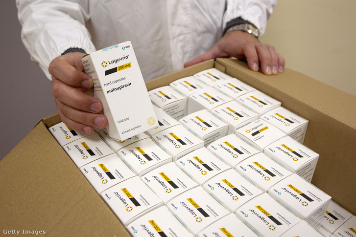 Molnupiravir tabletták 2022. január 11-én az olaszországi Bariban