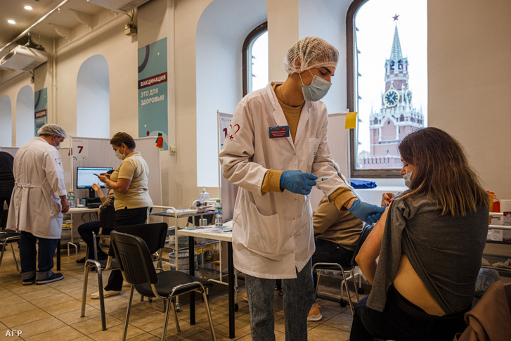 Szputnyik V oltóanyagot ad be egy egészségügyi dolgozó Moszkvában 2021. október 21-én