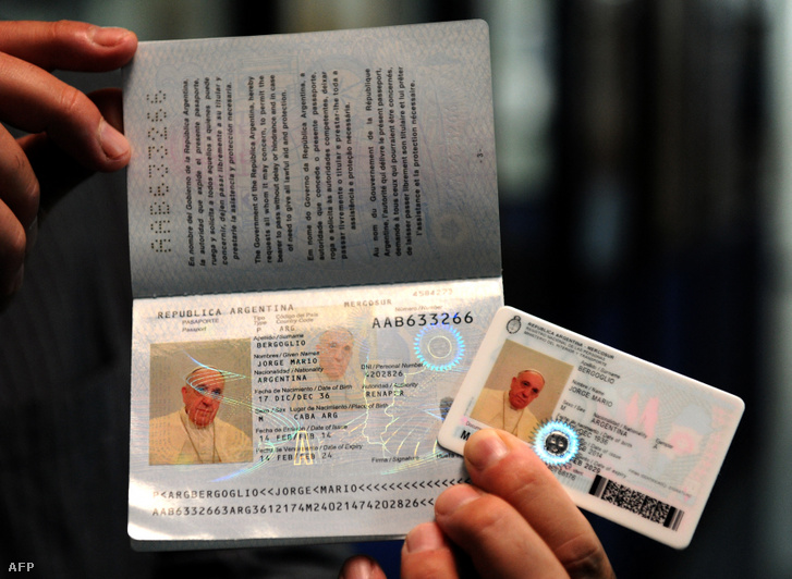 Ferenc pápa személyi igazolványa és útlevele 2014. február 17-én