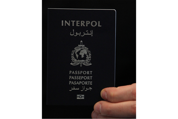 Az Interpol-útlevelet az Interpol Közgyűlése 79. ülésszakának megnyitóján mutatták be Dohában, 2010. november 8-án.