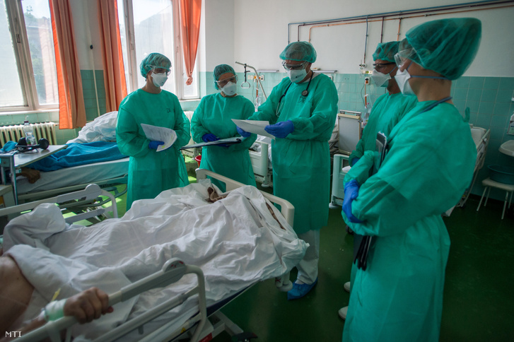 Védőfelszerelést viselő orvosok és ápolók vizitelnek a koronavírussal fertőzött betegek fogadására kialakított Covid-osztályon 2020. május 14-én
