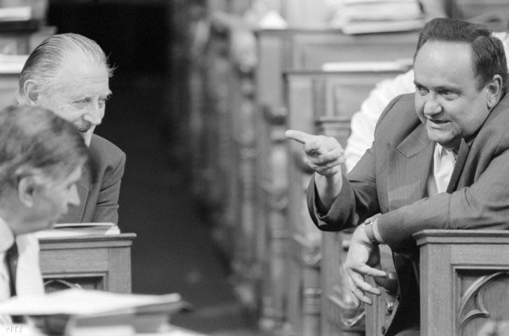 Budapest, 1990. július 30. Vörös Vince (b2) és Torgyán József frakcióvezető (j), kisgazda képviselők beszélgetnek Antall József miniszterelnök (b) mögött az ülésteremben az országgyűlés rendkívüli ülésszakán