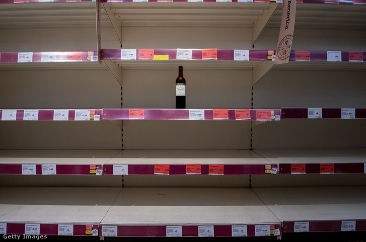 Árva vörösbor egy pánikvásárlók által kiürített angol áruház polcán 2020 márciusában