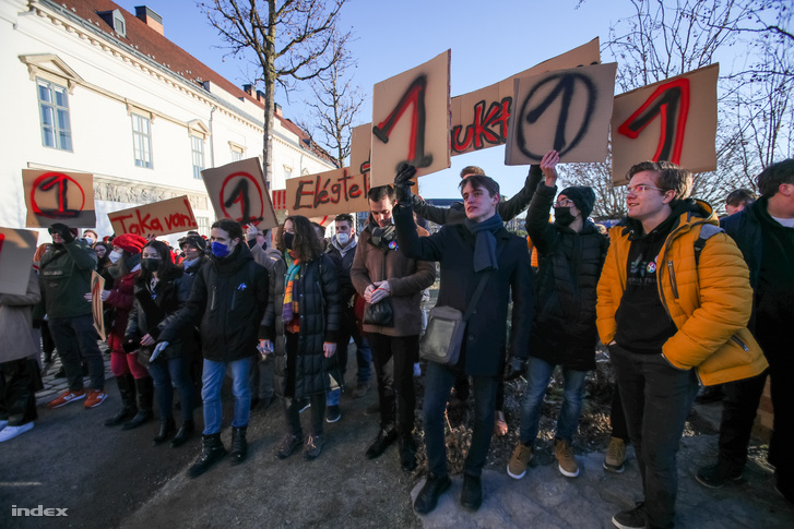 Az ellenzéki összefogás fiataljai Schadl Györgyék ügye miatt gyűltek össze ma a Szent György téren, 2022. január 23-án