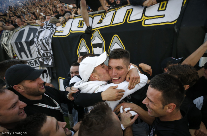 Nikola Milenkoviccsal (jobbra) ünnepli a Partizan gólját a Crvena zvezda elleni kupadöntőben
