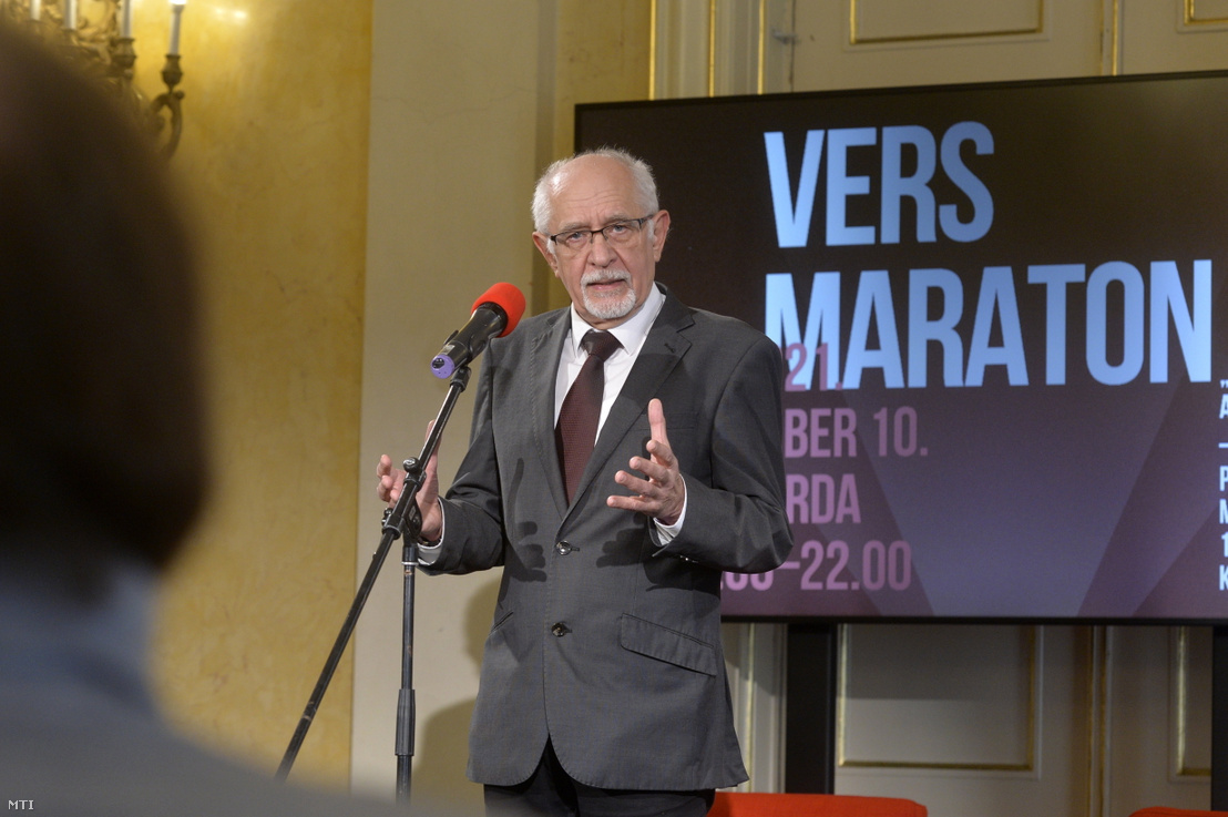 Jánosi Zoltán, a Magyar Napló Kiadó irodalmi vezetője beszél a 12 óra – 54 költő Versmaraton megnyitóján Budapesten, a Petőfi Irodalmi Múzeum (PIM) dísztermében 2021. november 10-én