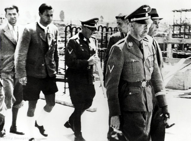 Heinrich Himmler, az SS vezetője látogatást tesz az auschwitzi haláltáborban 1942 júliusában.
