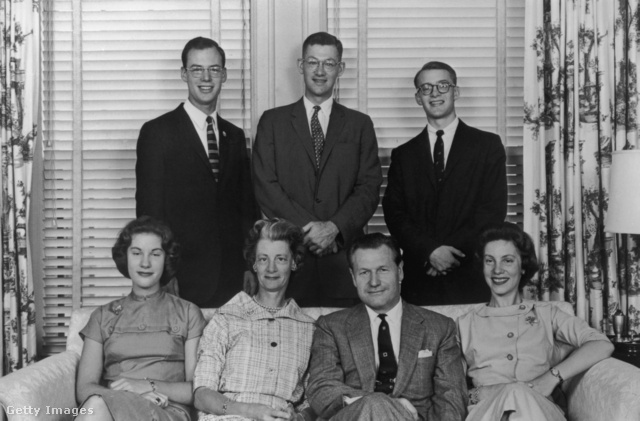 A Rockefeller család, a hátsó sorban jobb oldalon Michael.