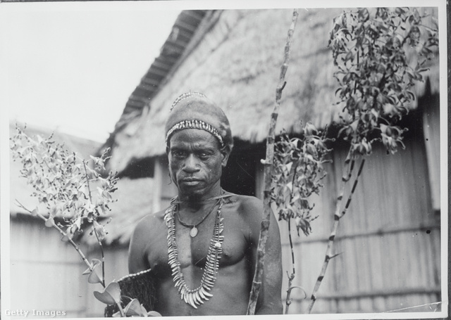 Asmat férfi egy új-guineai bennszülött faluban.