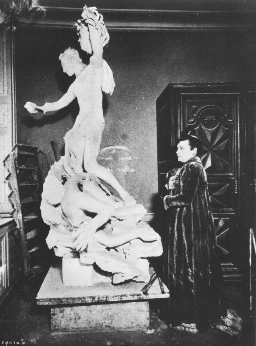 Camille Claudel munka közben, 1902 körül.