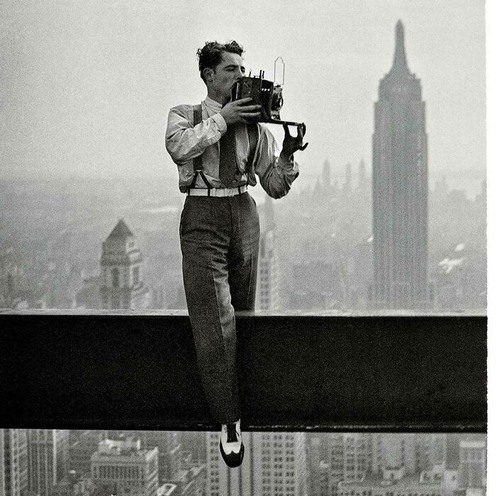 Valószínűleg sokaknak ismerős az a kép, amin az Empire State Building munkásai a magasban ülve ebédelnek 1932-ben. Ő itt Charles Ebbets, aki a fotót készítette.