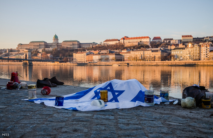 A Cipők a Duna-parton elnevezésű budapesti holokauszt-emlékmű az id. Antall József rakparton 2019. december 1-jén