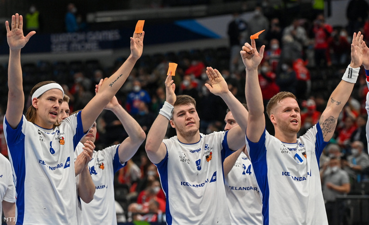 Az izlandi Bjarki Már Elísson, Elvar Jónsson és Magnús Óli Magnússon ünnepli csapatuk győzelmét a magyar-szlovák közös rendezésű férfi kézilabda Európa-bajnokság középdöntőjének 4. fordulójában játszott Izland - Montenegró mérkőzés végén a budapesti MVM Dome-ban