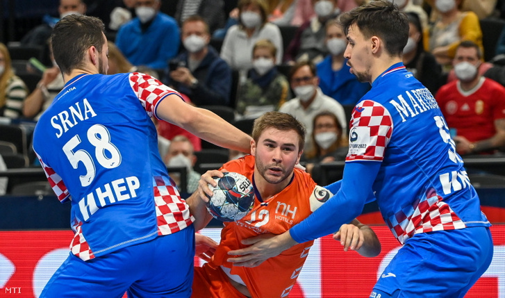 A horvát Zvonimir Srna (b) és Ivan Martinovic (j), valamint a holland Luc Steins (k) a magyar-szlovák közös rendezésű férfi kézilabda Európa-bajnokság középdöntőjének 4. fordulójában játszott Horvátország - Hollandia mérkőzésen a budapesti MVM Dome-ban