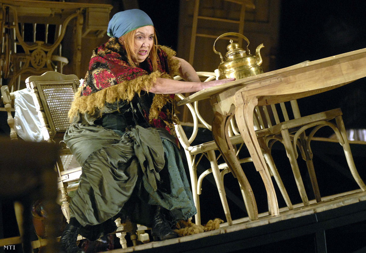 Börcsök Enikő Ursula szerepében Gabriel García Márquez-Schwajda György Száz év magány című színművében 2007. január 5-én.