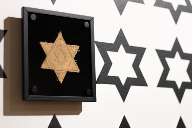 A kiállítás a gettókból származó tárgyakon keresztül mutatja be a holokauszt kegyetlenségét, néha szokatlan környezetben