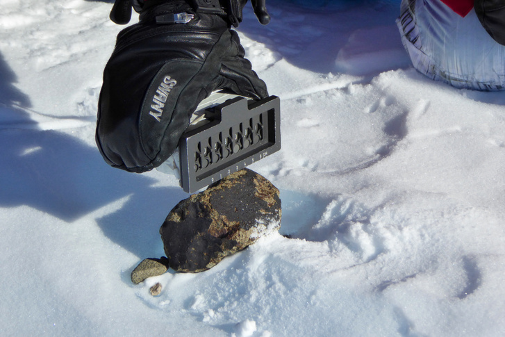 A NASA munkatársai által talált, a légkörben feketére sült meteorit az Antarktiszon