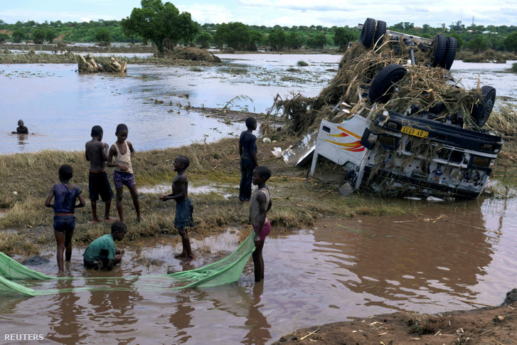 Egy roncs az Ana trópusi vihar során megáradt Shire folyón, Malawi déli részén 2022. január 26-án