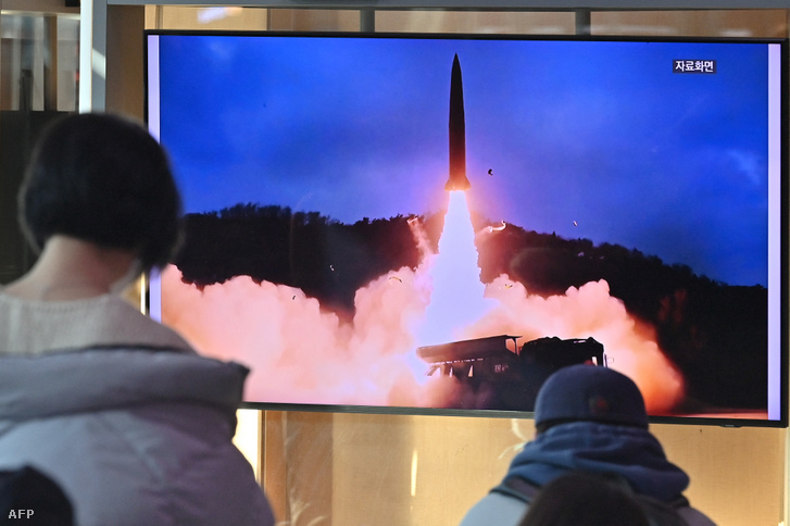 Emberek nézik a televízió képernyőjén az észak-koreai rakétakísérletről készült felvételeket tartalmazó híradót egy szöuli vasútállomáson 2022. január 30-án