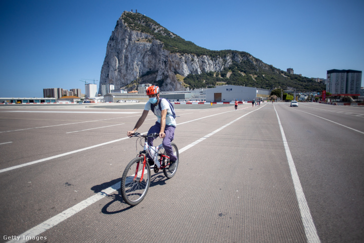 Kerékpáros 2020. június 1-jén Gibraltárban