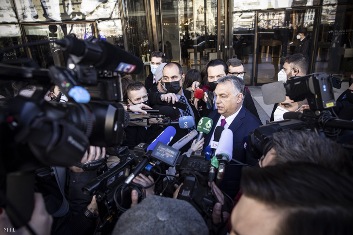 Orbán Viktor miniszterelnök nyilatkozik a sajtónak az európai konzervatív pártvezetők találkozóján Madridban 2022. január 29-én