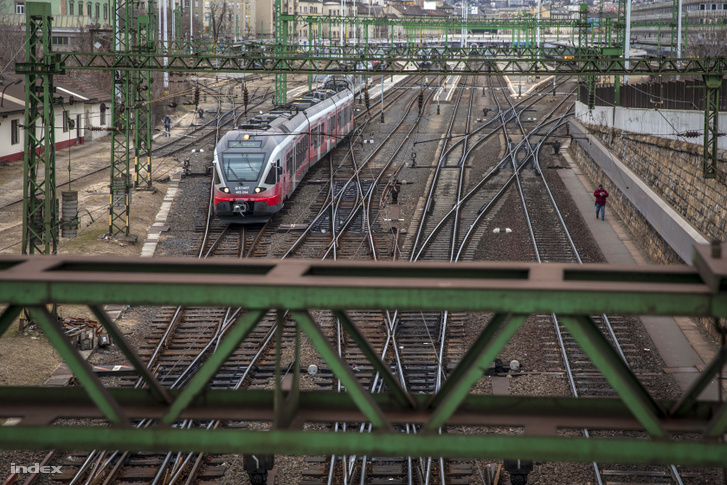 Vonat hagyja el a budapesti Déli pályaudvart