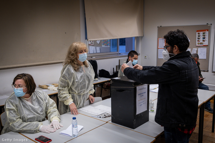 Választó egy lisszaboni szavazóhelyiségben 2022. január 30-án