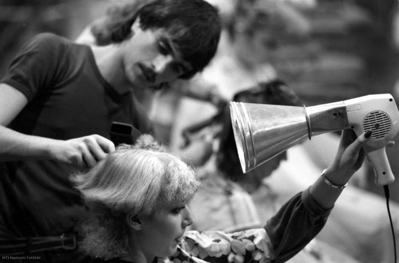 Budapest, 1979. április 1. A Kisiparosok Országos Szervezete április 1-jén fodrász- és kozmetikusversenyt rendezett a Ganz-MÁVAG kultúrházában. A képen: készül a sasson frizura.