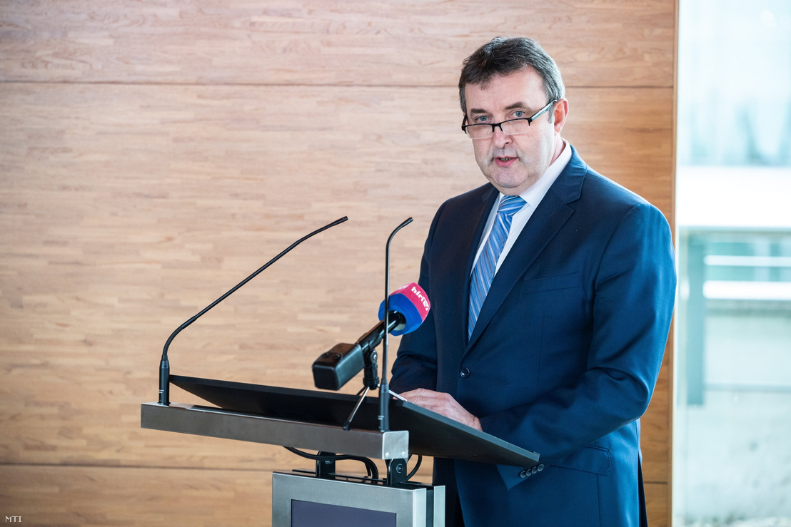 Palkovics László innovációs és technológiai miniszter beszédet mond az Innovációs és Technológiai Minisztérium (ITM) és az OTP Bank együttműködésével megvalósult szuperszámítógép első önállóan működő egységének átadásán, az OTP Bank székházában 2022. január 31-én