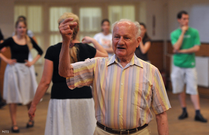 Tímár Sándor, a táncházmozgalom és a Csillagszemű Táncegyüttes alapítója részt vesz a társulat próbáján, a Tamás Alajos Közösségi Házban 2012. május 24-én