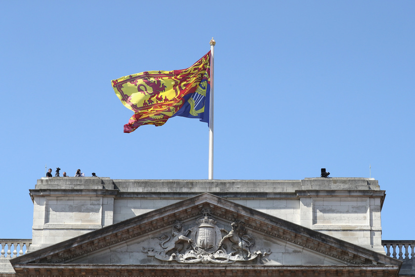 A királyi zászló a palota tetején.