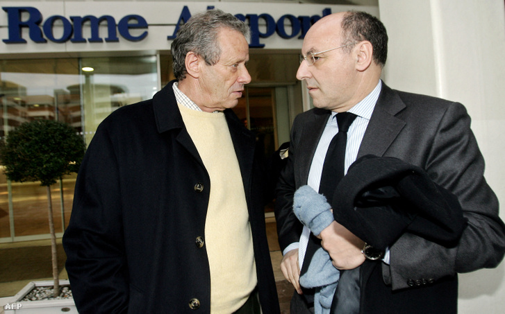 Maurizio Zamparini (b), a Palermo labdarúgócsapatának elnöke beszélget Beppe Marottával, miközben elhagyják a római Fiumicino repülőtér egyik szállodáját 2006. február 6-án