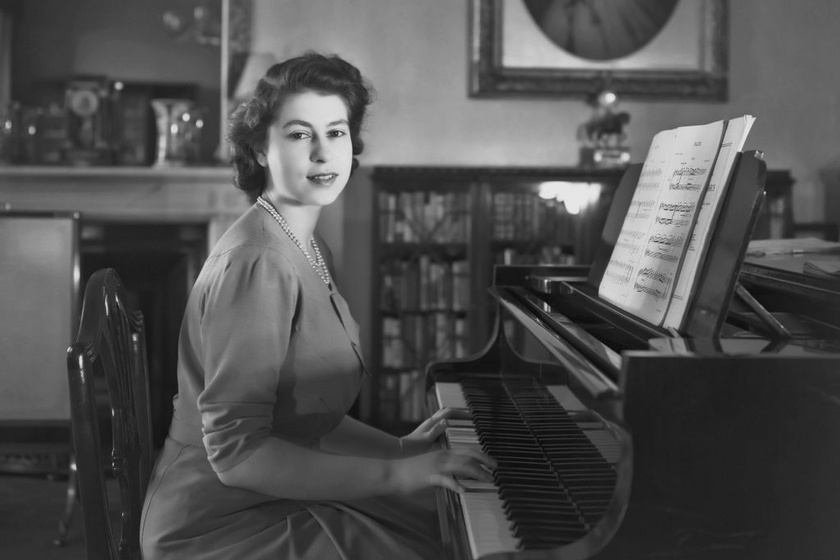 A zongoránál, 1946-ban.