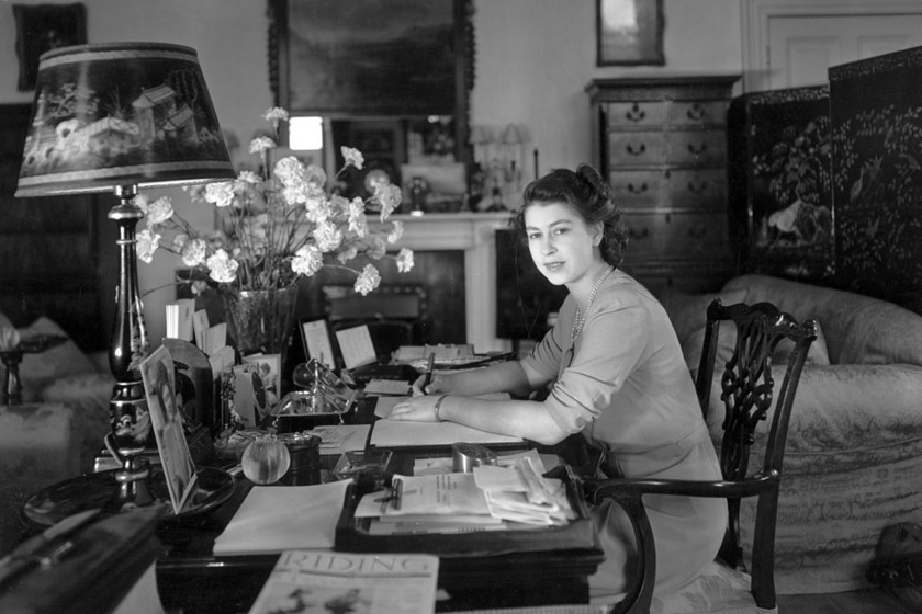 Az íróasztalánál, 1946-ban.