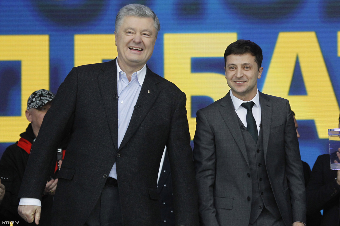 A második államfői mandátumára pályázó Petro Porosenko ukrán elnök (b) és Volodimir Zelenszkij ukrán elnökjelölt, mielőtt megkezdődik nyilvános választási vitájuk a kijevi Olimpiai Stadionban 2019. április 19-én