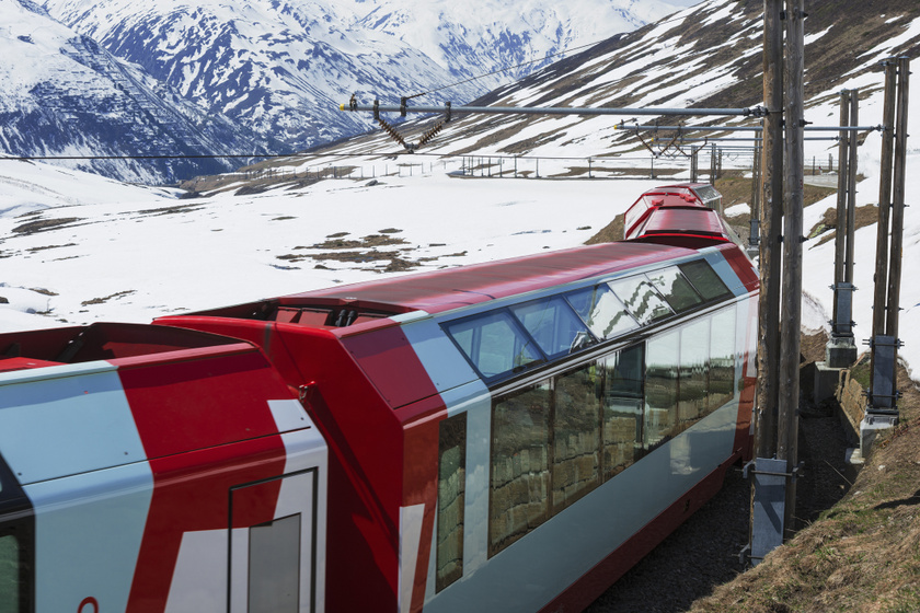 A híres Glacier Express 1930 óta közlekedik, nevét a Rhone-gleccserről kapta. Napjainkban különösen nagy népszerűségnek örvend a német és japán turisták körében. Minden évben tömegek váltanak jegyet a fantasztikus tájakon haladó vonatra.