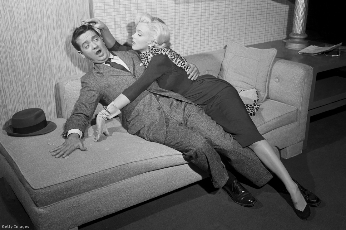 Marilyn Monroe és Tommy Noonan az 1953-as Szőkék előnyben című filmben