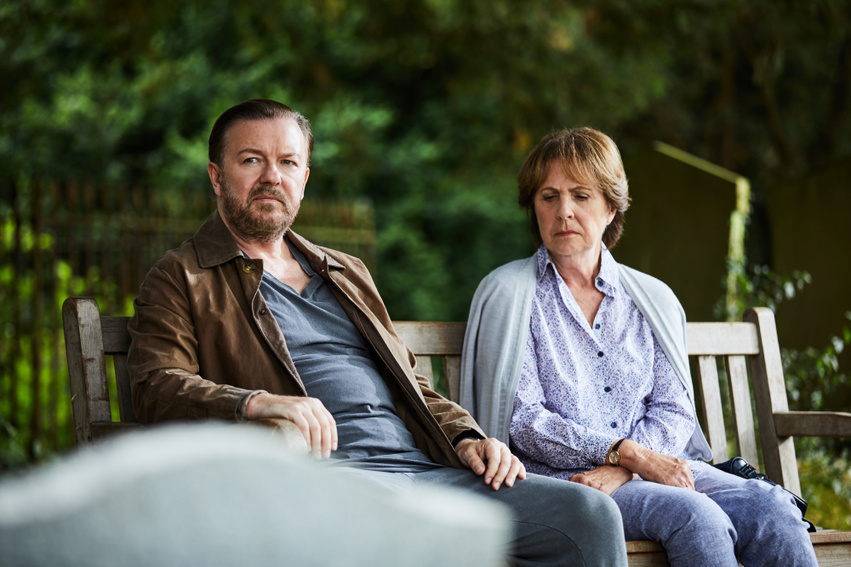 A Golden Globe-díjas Ricky Gervais írta és rendezte a sorozatot, amiben Penelope Wilton (Downton Abbey) mellett tűnik fel