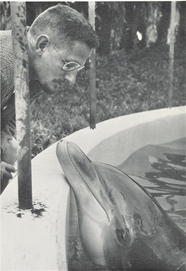 John C. Lilly (1915–2001) delfinekkel kommunikál