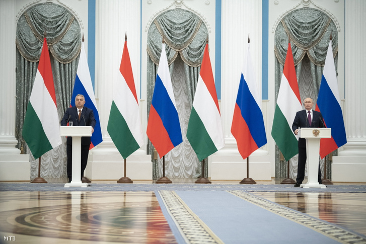 Orbán Viktor magyar kormányfő (b) és Vlagyimir Putyin orosz elnök sajtótájékoztatót tart tárgyalásuk után Moszkvában 2022. február 1-jén.