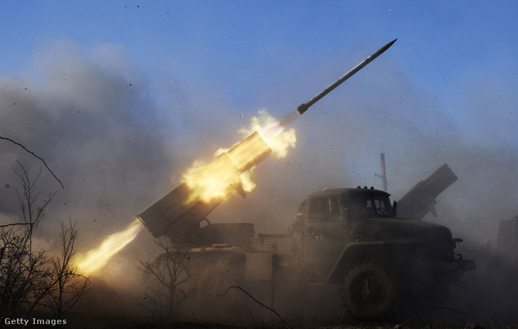 Az oroszbarát lázadók rakétákat lőnek Ukrajnára 2015. február 13-án