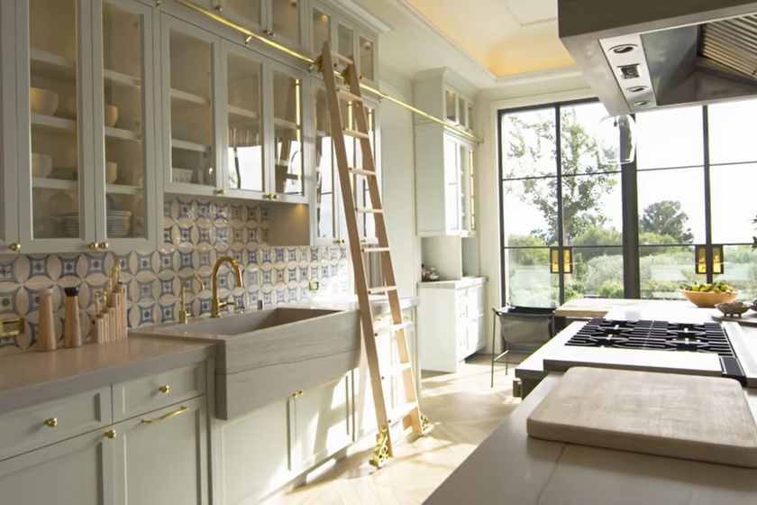 Gwyneth Paltrow konyháját direkt tágasra alakították, ugyanis a színésznő nagyon sokat főz. Portugál csempékkel dobták fel a falat a mosogatónál.