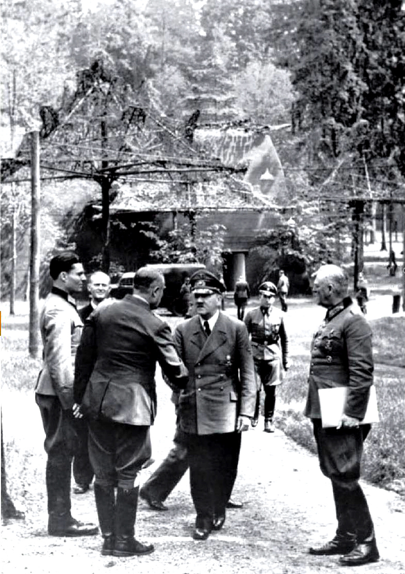 Claus Schenk von Stauffenberg (balra) találkozik Hitlerrel a Farkasveremben öt nappal a merénylet előtt.