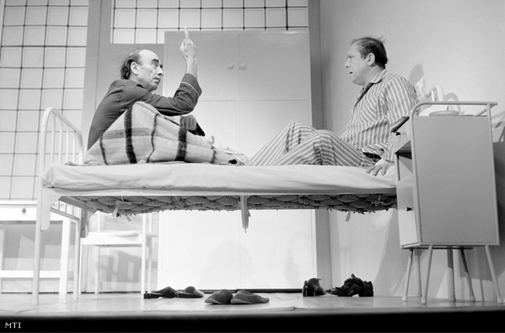 Major Tamás és Kállai Ferenc színművészek játszanak Csurka István Döglött aknák című vígjátékában a Katona József Színházban 1971. április 27-én