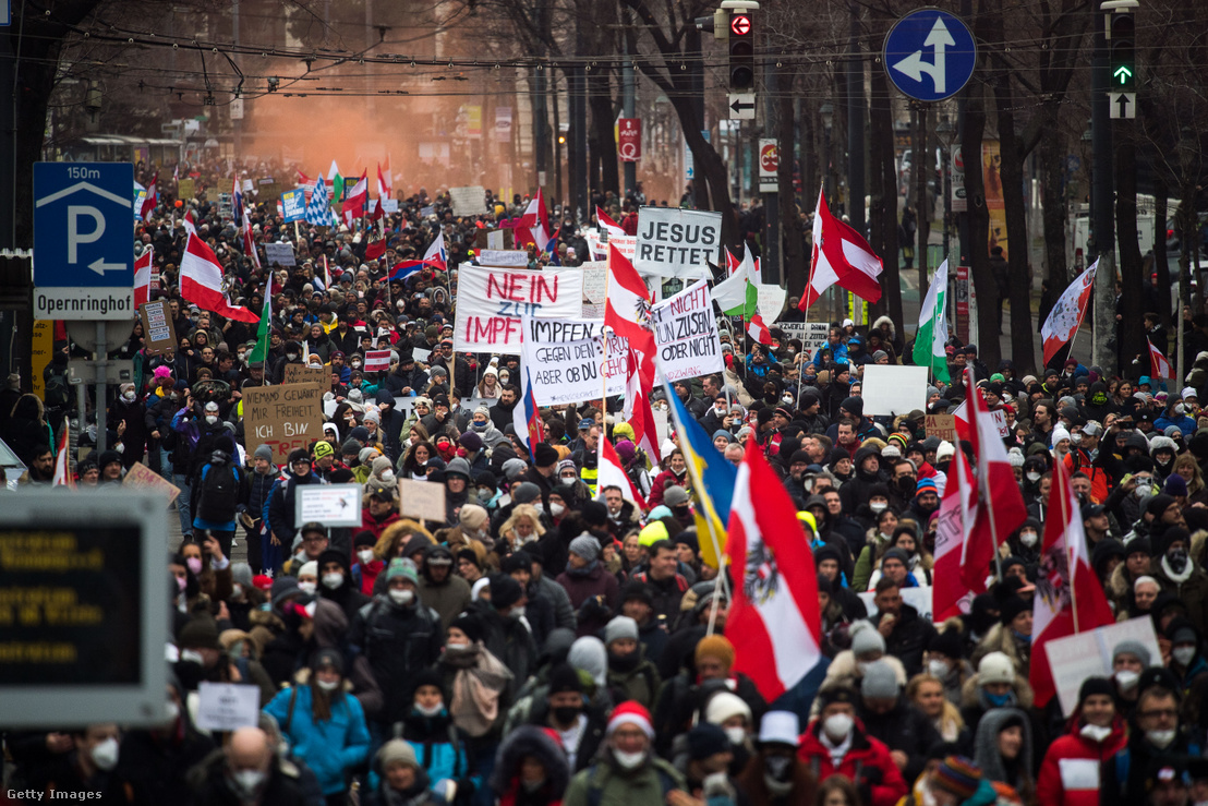 Oltásellenes tüntetés Bécsben, 2021. december 4-én.