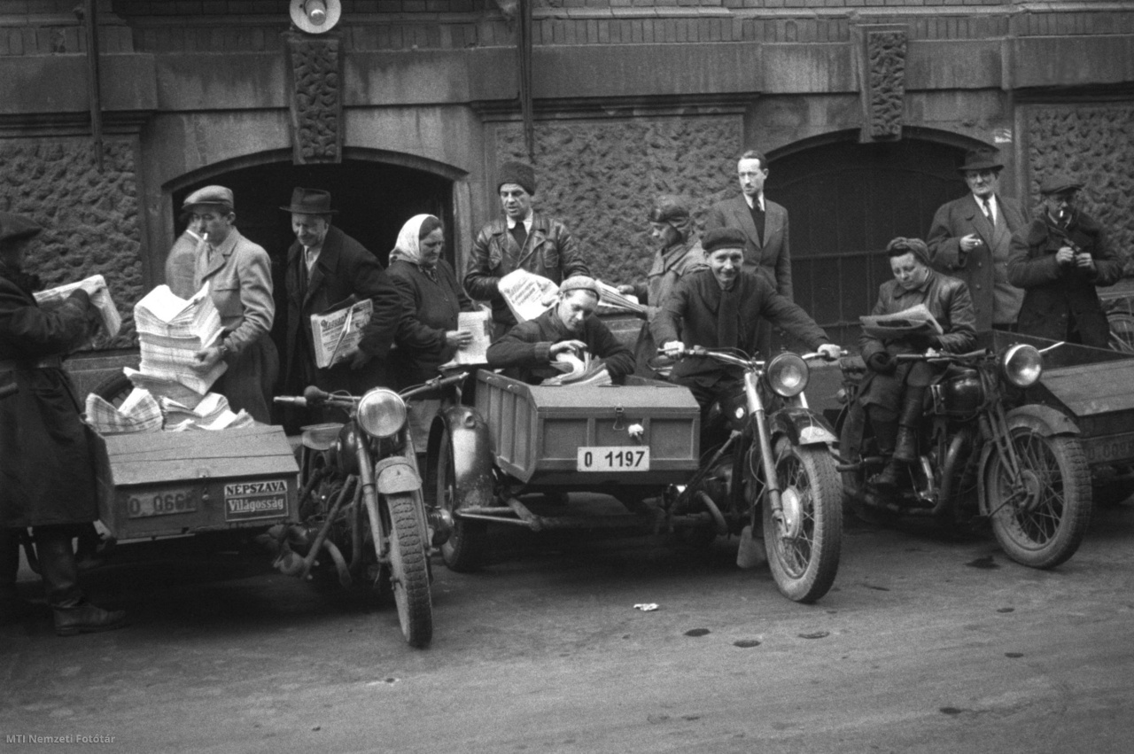 Budapest, 1948. március 31. Oldalkocsis motorokkal – BMW R12-es és Ural típusokkal – hordják szét az újságokat a mozgópostások.