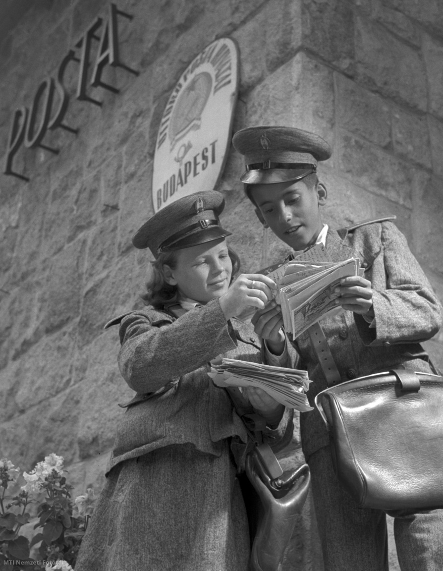 Budapest, 1953. augusztus 1. Úttörő postások nézik a kézbesítendő leveleket a posta előtt a Csillebérci úttörőtáborban.