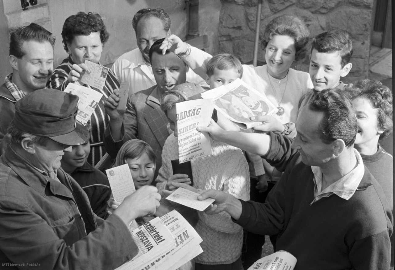 Budapest, 1963. június 21. A postás szétosztja a leveleket, képeslapokat és újságokat a nyaralóknak a Fővárosi Tanács királyréti üdülőjében.