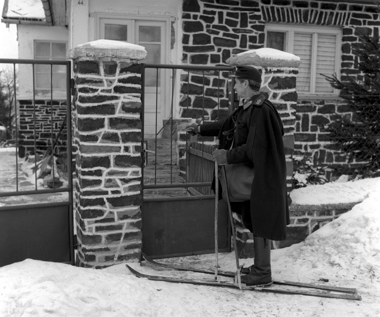 Mátra, 1970. február 2. Sánszki György postás sítalpakon viszi ki a leveleket a falusiaknak a házakhoz a Mátrában.